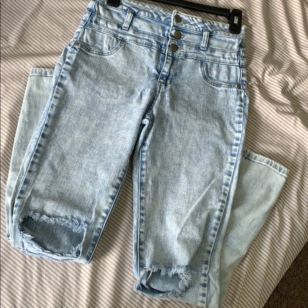 Vintage Acid Wash Refuge Ripped Jeans! Size 8